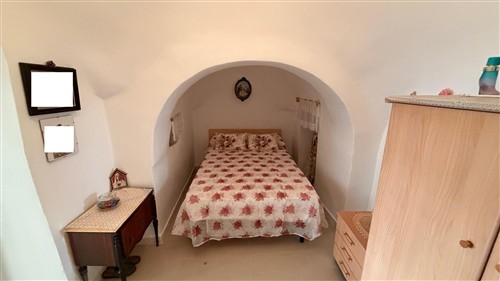 Trullo Con Alcove Con Bagno e Angolo Cottura.Terreno di 4.000 mq.